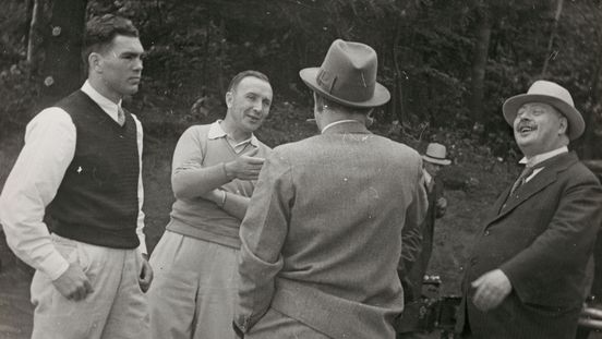 Erich Salomon, Max Schmeling im Trainingscamp in Greenkill Lodge/Kingston New York, 1932 Photograph by Erich Salomon, silver gelatin paper, 17,4 x 23,6 cm