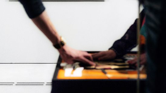 Berlinische Galerie, Auf dem Weg zum barrierefreien Museum, Foto: © Daniel Müller Foto: Besucher*innen betasten das Tastmodell eines Kunstwerks.