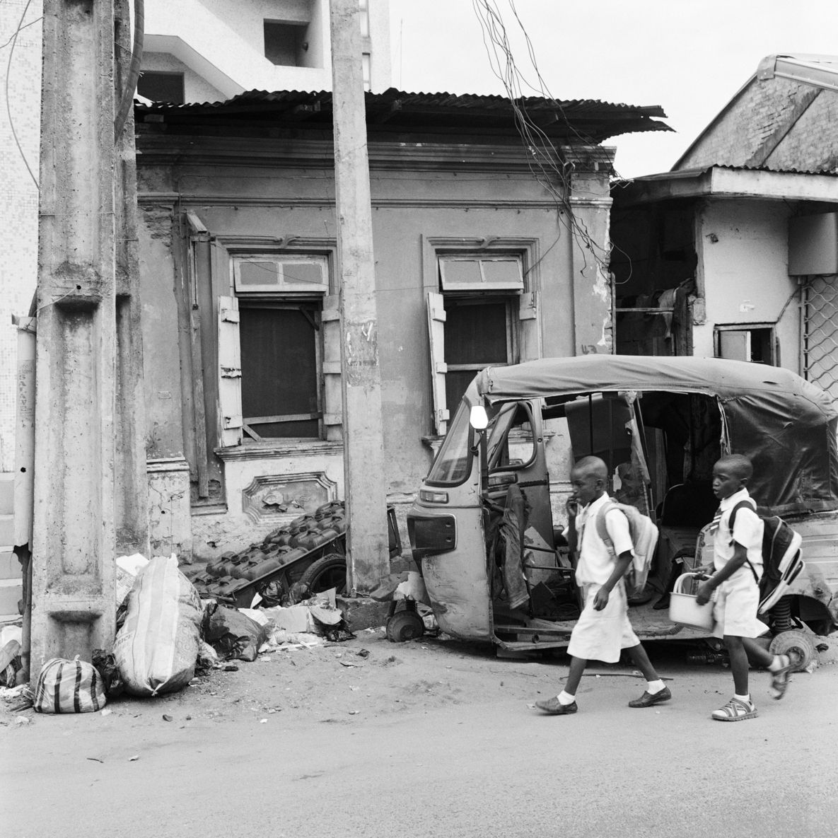 Schwarz Weiß Fotografie: Akinbode Akinbiyi, Lagos, 2016, Aus der Serie: Lagos: All Roads, seit den 1980er Jahren