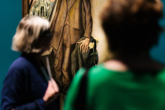 Berlinische Galerie-Ausstellungen-Berlin-Moderne-Kunst Foto: Besucher*innen vor einem Gemälde.