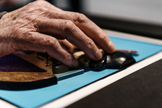 Berlinische Galerie, Foto: © Daniel Müller Foto: Eine Hand auf einem Tastmodell.