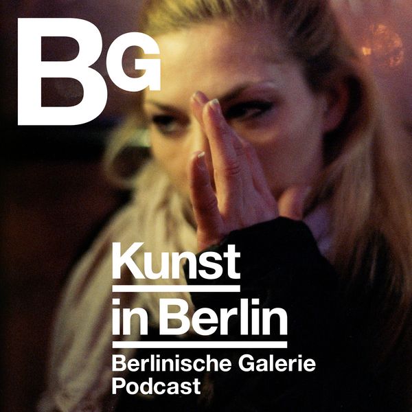 Podcast Cover: Tobias Zielony, Gesture (aus der Serie: Jenny Jenny), 2013 Fotografische Nahaufnahme des Gesichts einer Frau. Teile des Gesichts verdeckt sie mit ihrer Hand. Die Fotografie ist mit dem Text "Kunst in Berlin. Podcast Berlinische Galerie" und dem Logo der Berlinischen Galerie überschrieben.