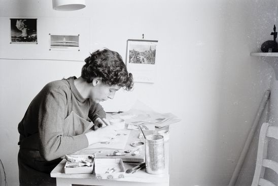 Brigitte Meier-Denninghoff in ihrer Wohnung in Darmstadt 1954 Brigitte Meier-Denninghoff